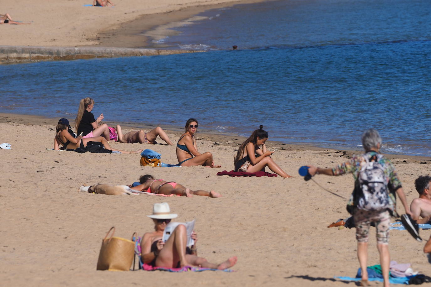 El tiempo que ha tenido Cantabria este lunes y martes ha sido un espejismo, una última ventana veraniega en el preludio del otoño, que irrumpirá de súbito el jueves, con descenso acusado de las temperaturas y precipitaciones intensas.