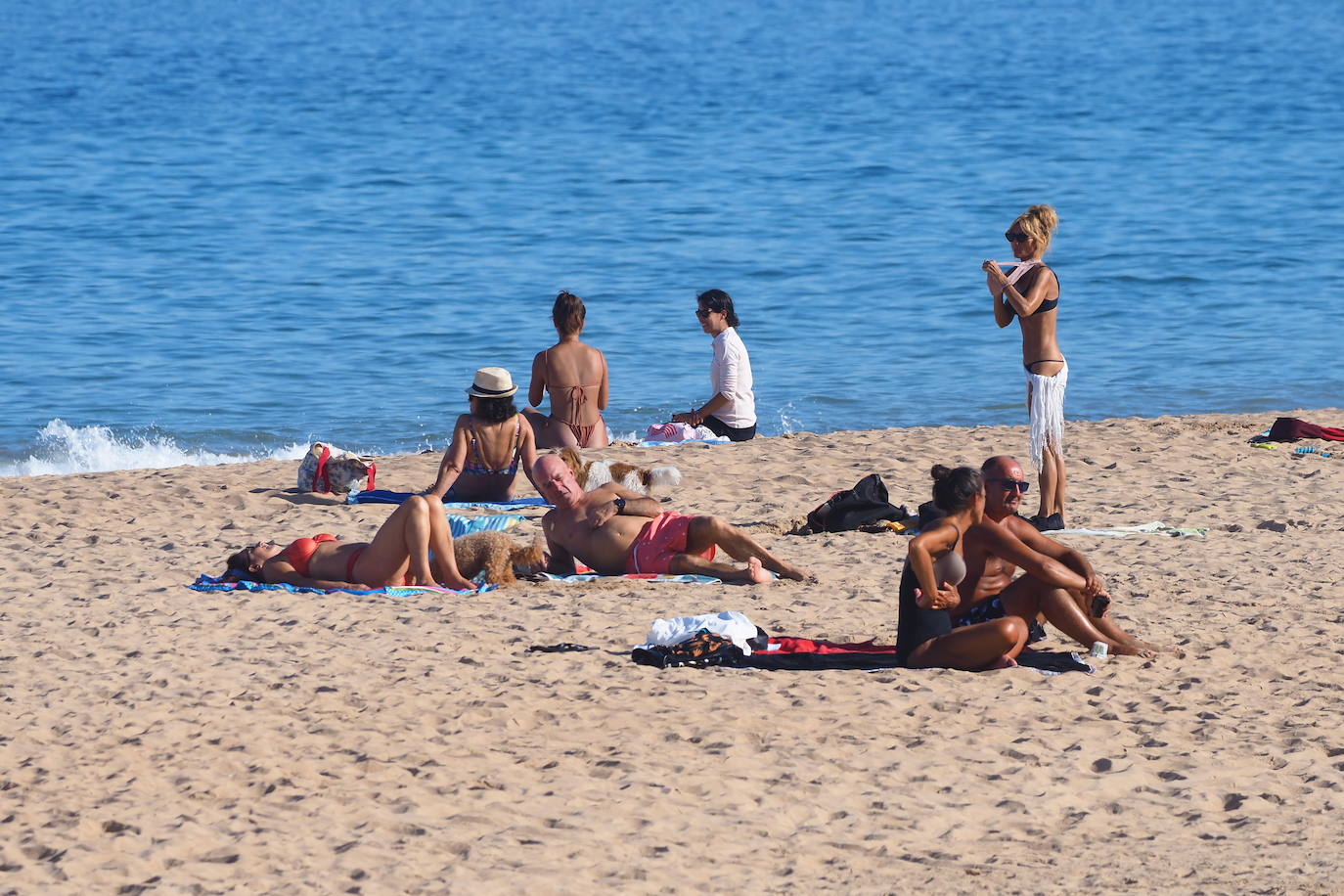 El tiempo que ha tenido Cantabria este lunes y martes ha sido un espejismo, una última ventana veraniega en el preludio del otoño, que irrumpirá de súbito el jueves, con descenso acusado de las temperaturas y precipitaciones intensas.