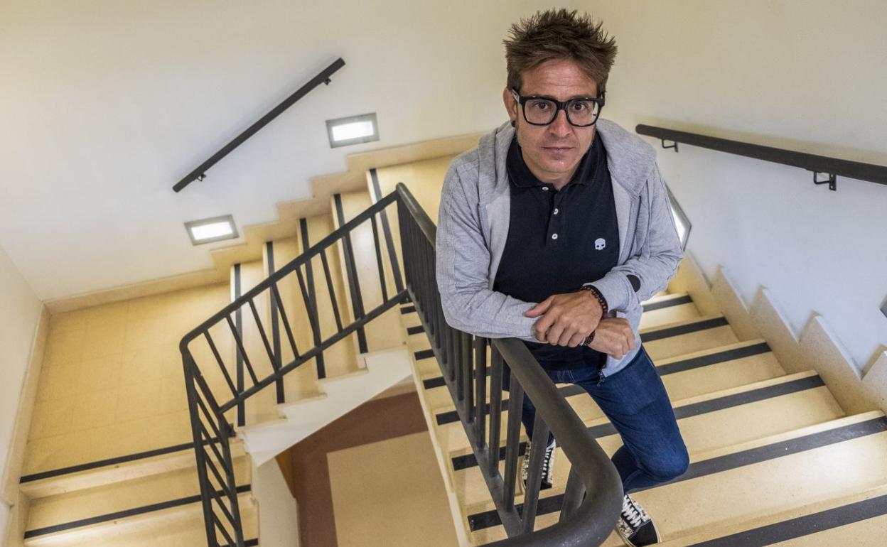 Daniel Pesquera, en las escaleras de la Biblioteca Central de Cantabria, en Santander.