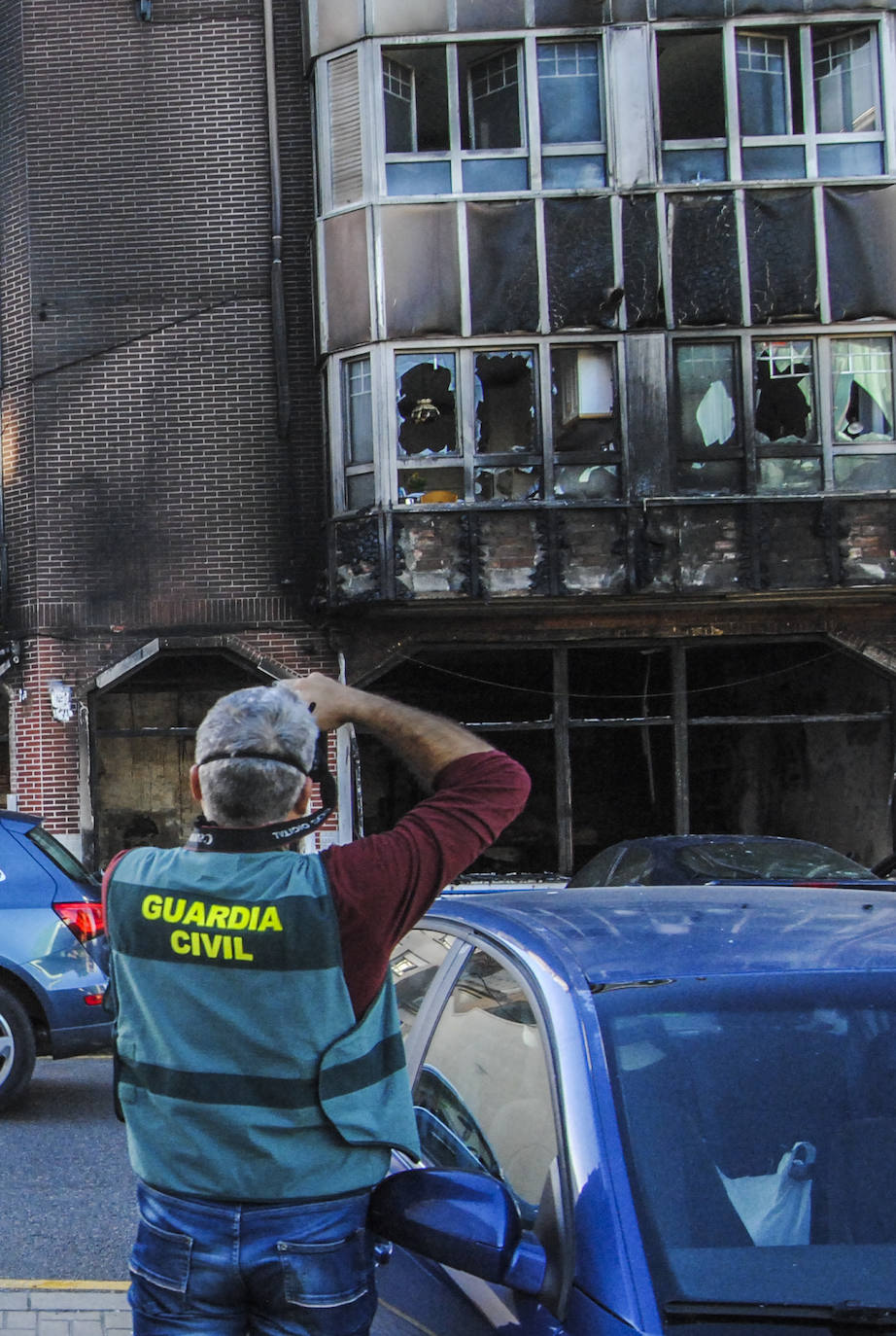 Fotos: Un incendio calcina un local comercial de Santoña