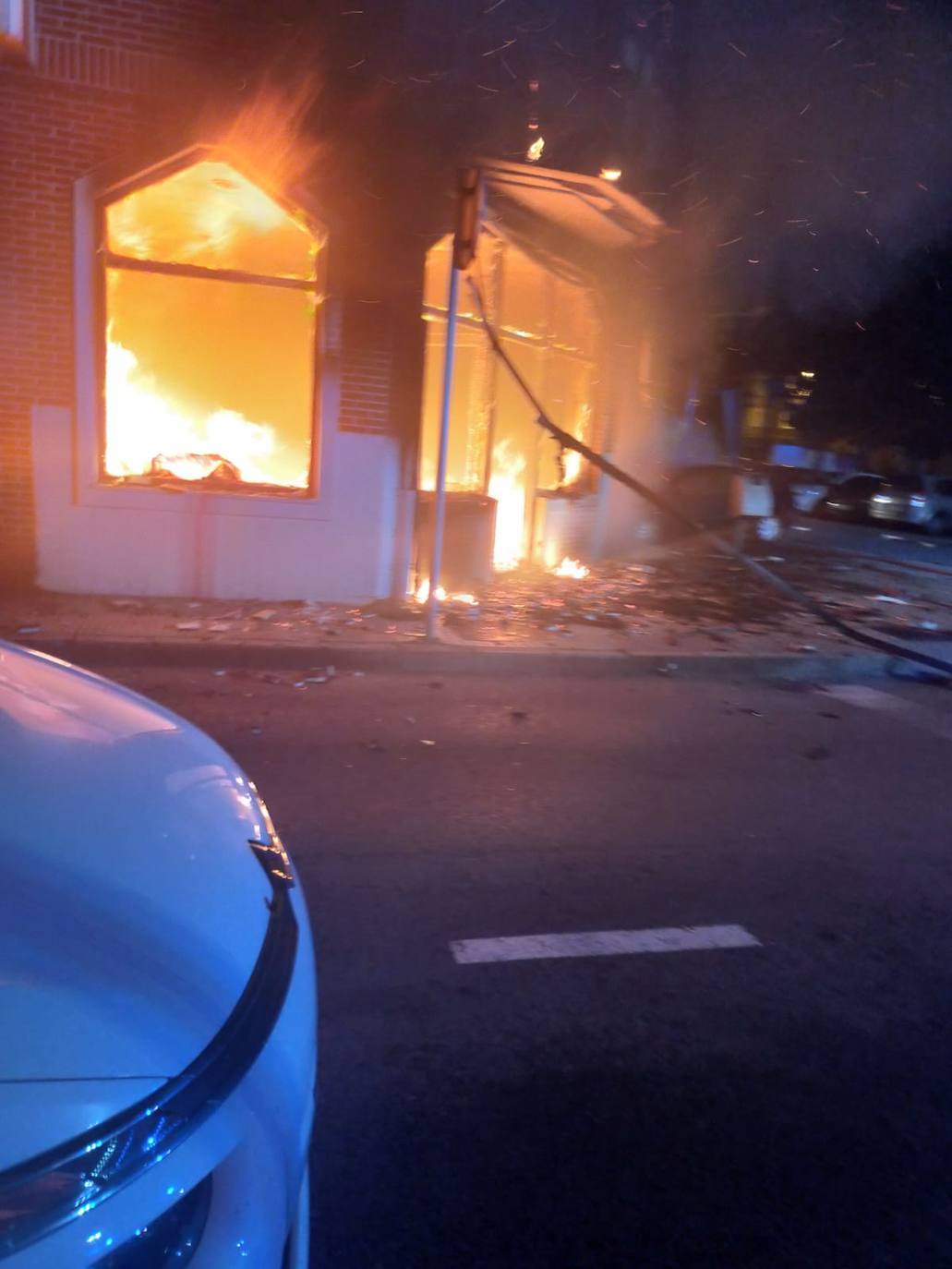 Fotos: Un incendio calcina un local comercial de Santoña