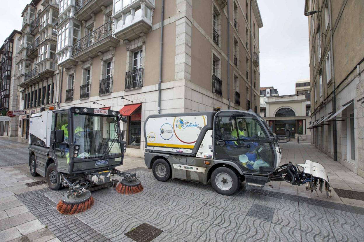 Maquinaria del servicio de recogida de basuras trabajando en el centro de Santander. 