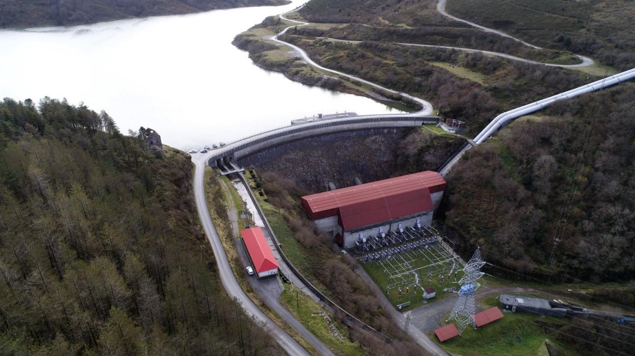 Imagen panorámica del embalse de Alsa, en San Miguel de Aguayo. Desde allí arrancan los cuatro kilómetros finales de la etapa que tendrán que ser asfaltados. 