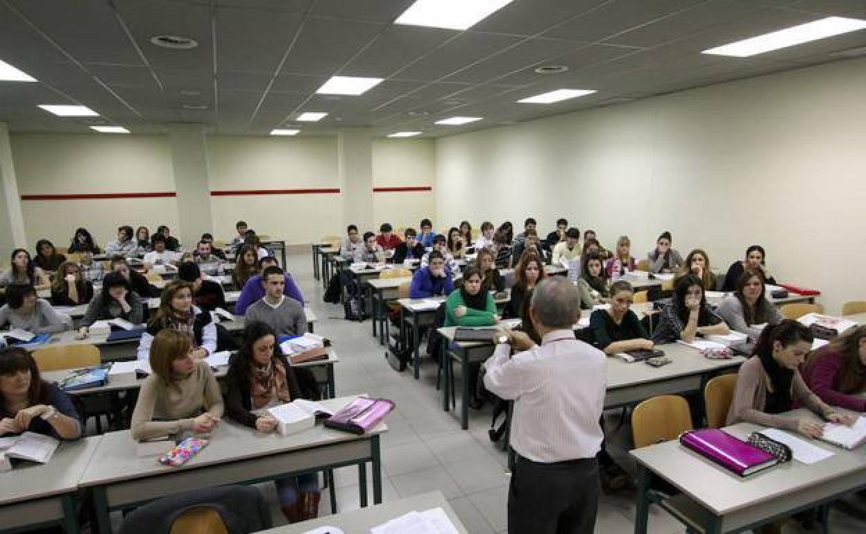 Universitarios atienden la explicación de un profesor de la UC