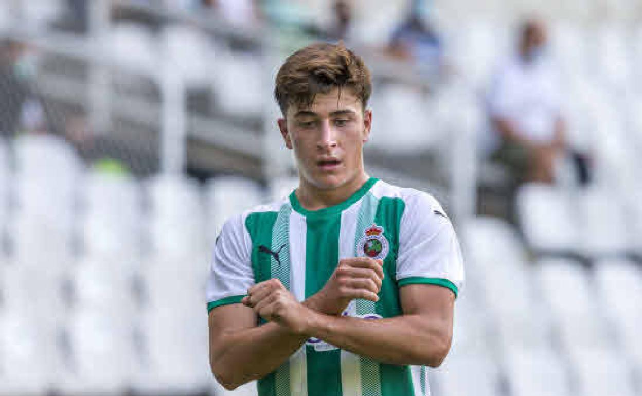 Imagen de archivo de Pablo Torre durante un partido entre Racing el y Club Deportivo Numancia de Soria en los Campos de Sport de El Sardinero.