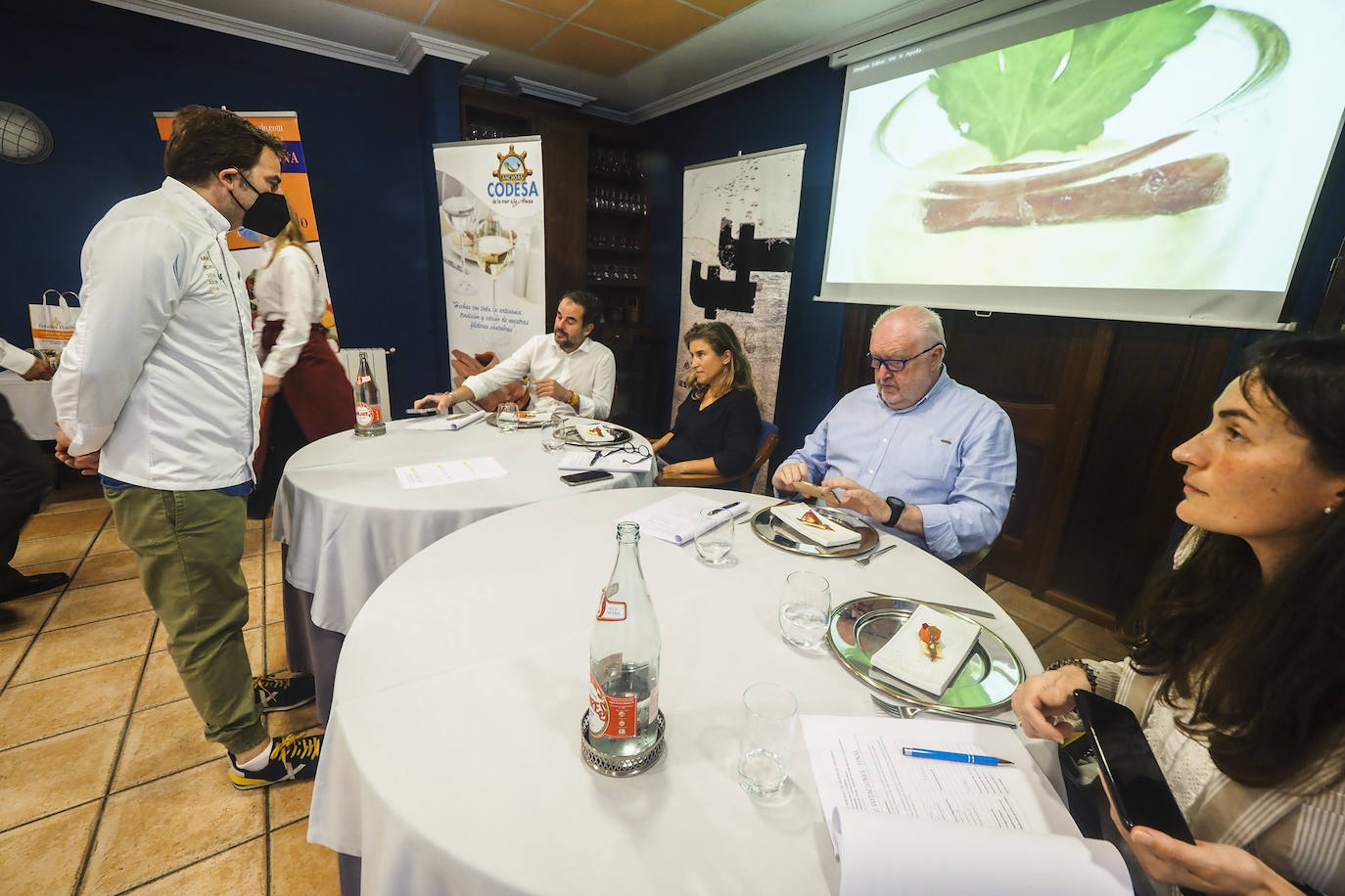 El jurado ha estado compuesto por Ricardo Ezcurdia, Ana Arroyo y Gabriel Argumosa, de la Academia Cántabra de Gastronomía; y Elvira Abascal, jefa de sala de El Nuevo Molino.