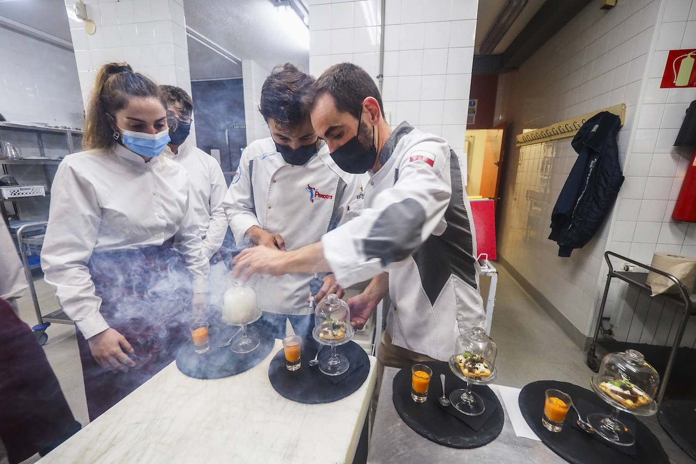 El jurado ha estado compuesto por Ricardo Ezcurdia, Ana Arroyo y Gabriel Argumosa, de la Academia Cántabra de Gastronomía; y Elvira Abascal, jefa de sala de El Nuevo Molino.