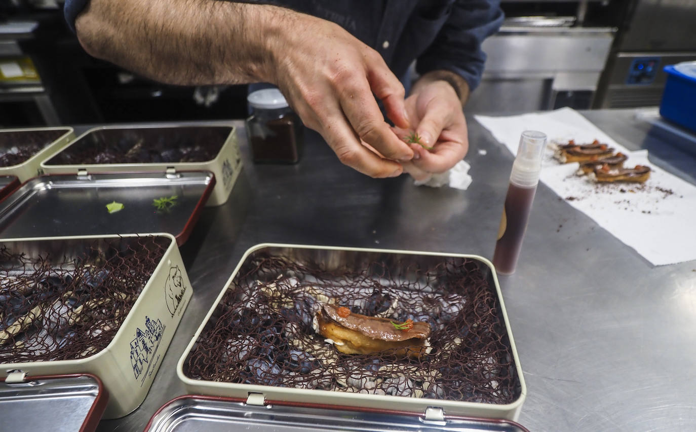 El jurado ha estado compuesto por Ricardo Ezcurdia, Ana Arroyo y Gabriel Argumosa, de la Academia Cántabra de Gastronomía; y Elvira Abascal, jefa de sala de El Nuevo Molino.