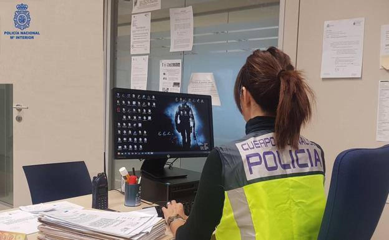 Una agente de la Policía Nacional trabajando.