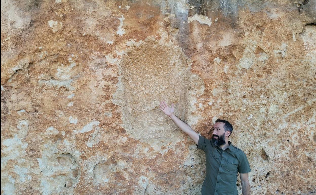 El hueco dejado por el fragmento expoliado. 