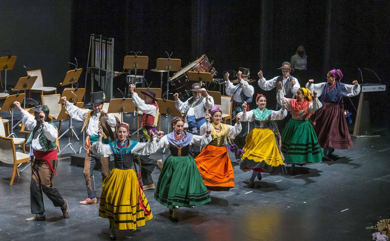 Los integrantes de la agrupación Coro y Danzas de Santander, en plena actuación.