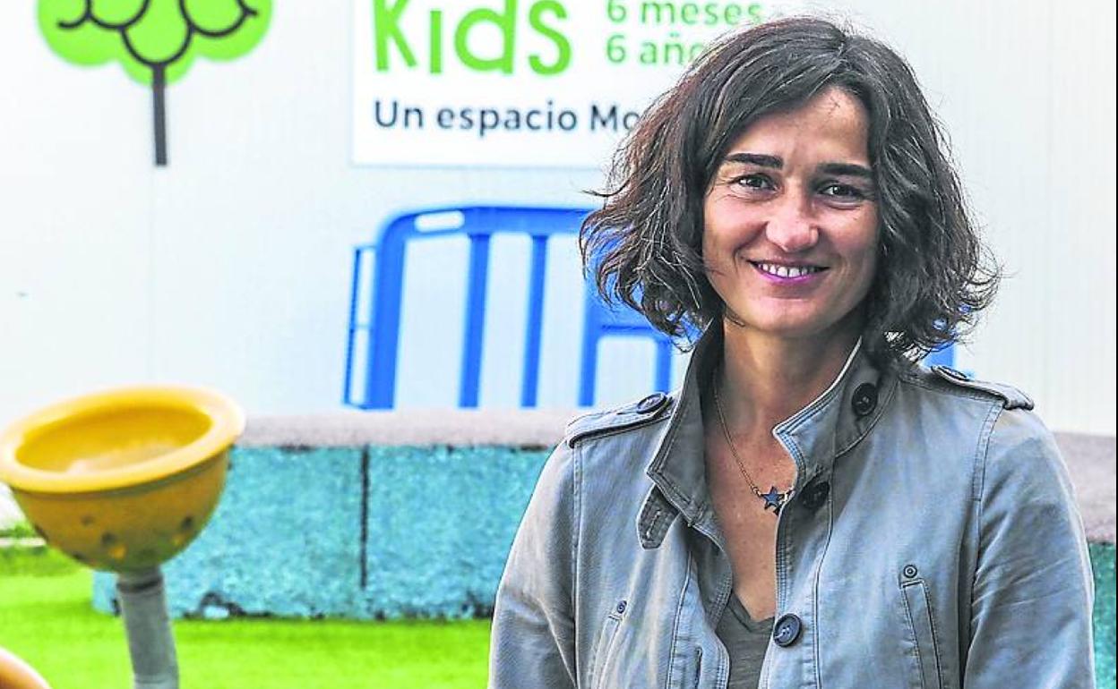 La directora de Marisma, Isabel Vega, a la entrada del centro. 