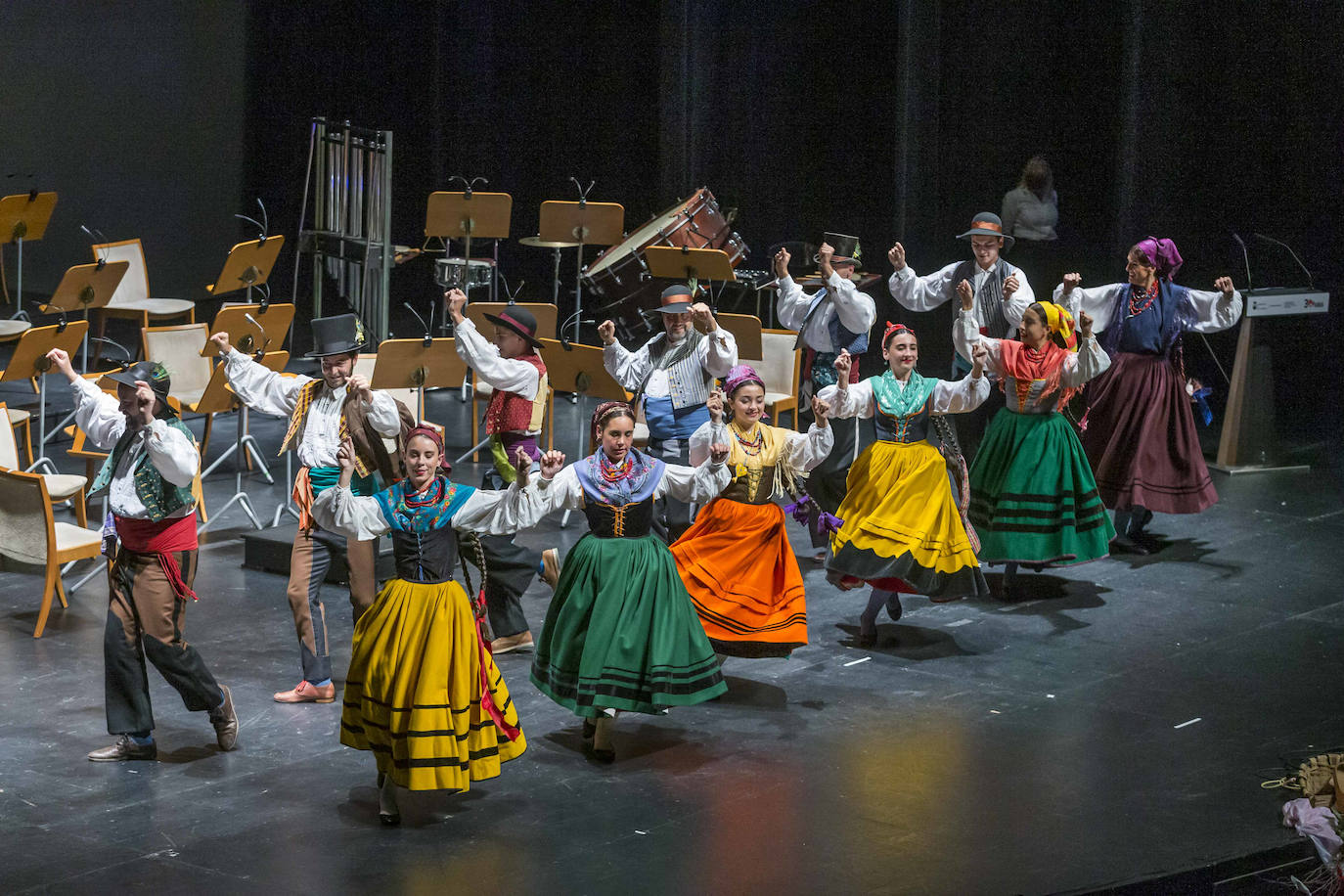 Integrantes del Coro y Danzas de Santander.