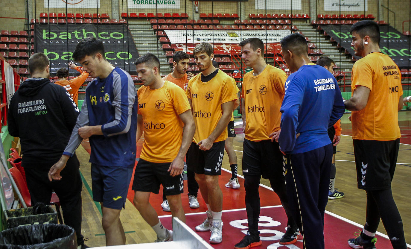 Fotos: Entrenamiento del Bathco Torrelavega antes del derbi cántabro de la Asobal