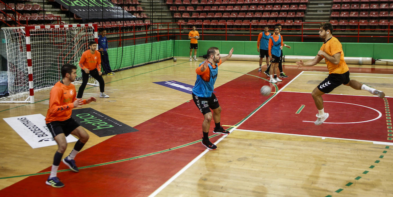 Fotos: Entrenamiento del Bathco Torrelavega antes del derbi cántabro de la Asobal