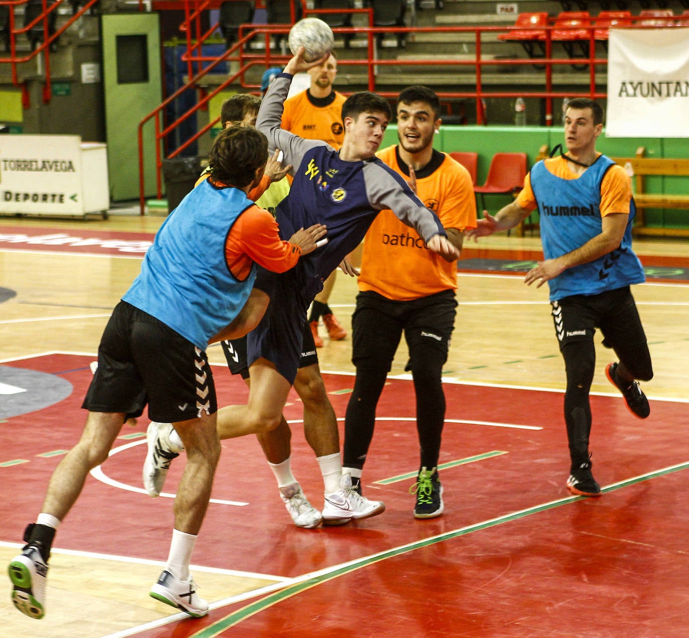 Fotos: Entrenamiento del Bathco Torrelavega antes del derbi cántabro de la Asobal