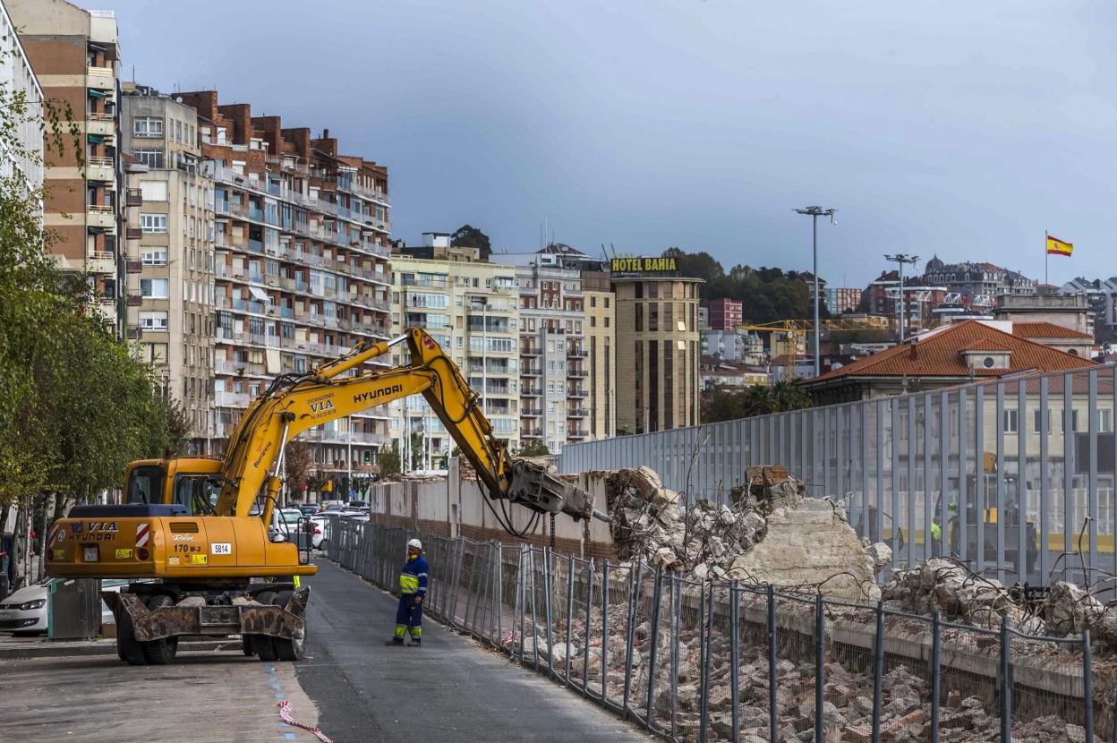 La maquinaria comenzó ayer a retirar el último muro de los tinglados, paso previo a la ampliación de la calle Antonio López. 