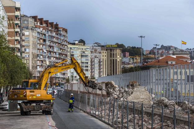 La calle Antonio López ganará 8,5 metros tras el derribo del último muro de los tinglados