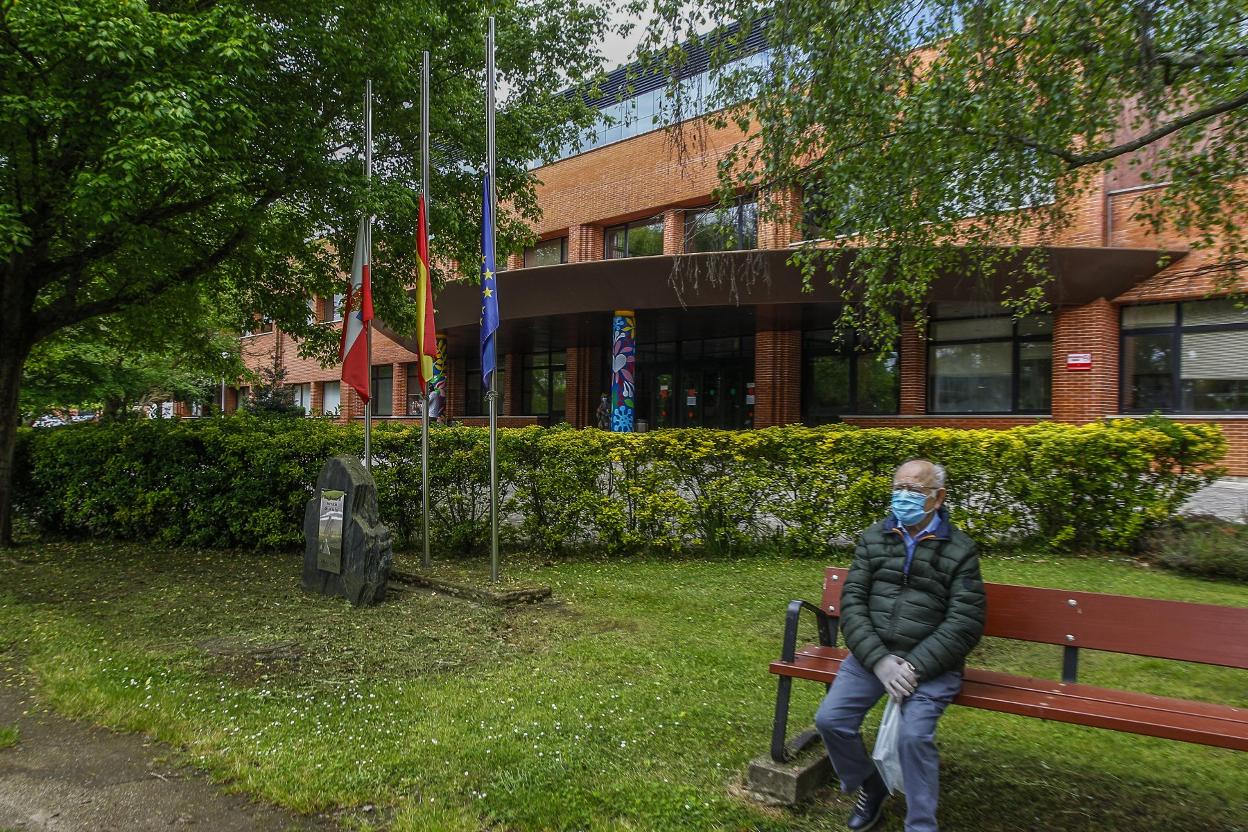 Entrada del Hospital Sierrallana, en Torrelavega.