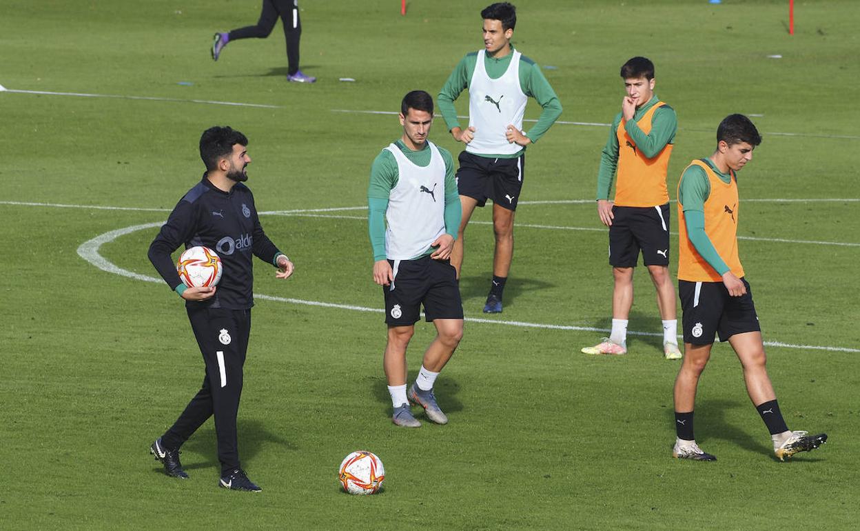 Guillermo Fernández Romo prepara a los jugadores del Racing para el encuentro de este domingo contra el Deportivo 