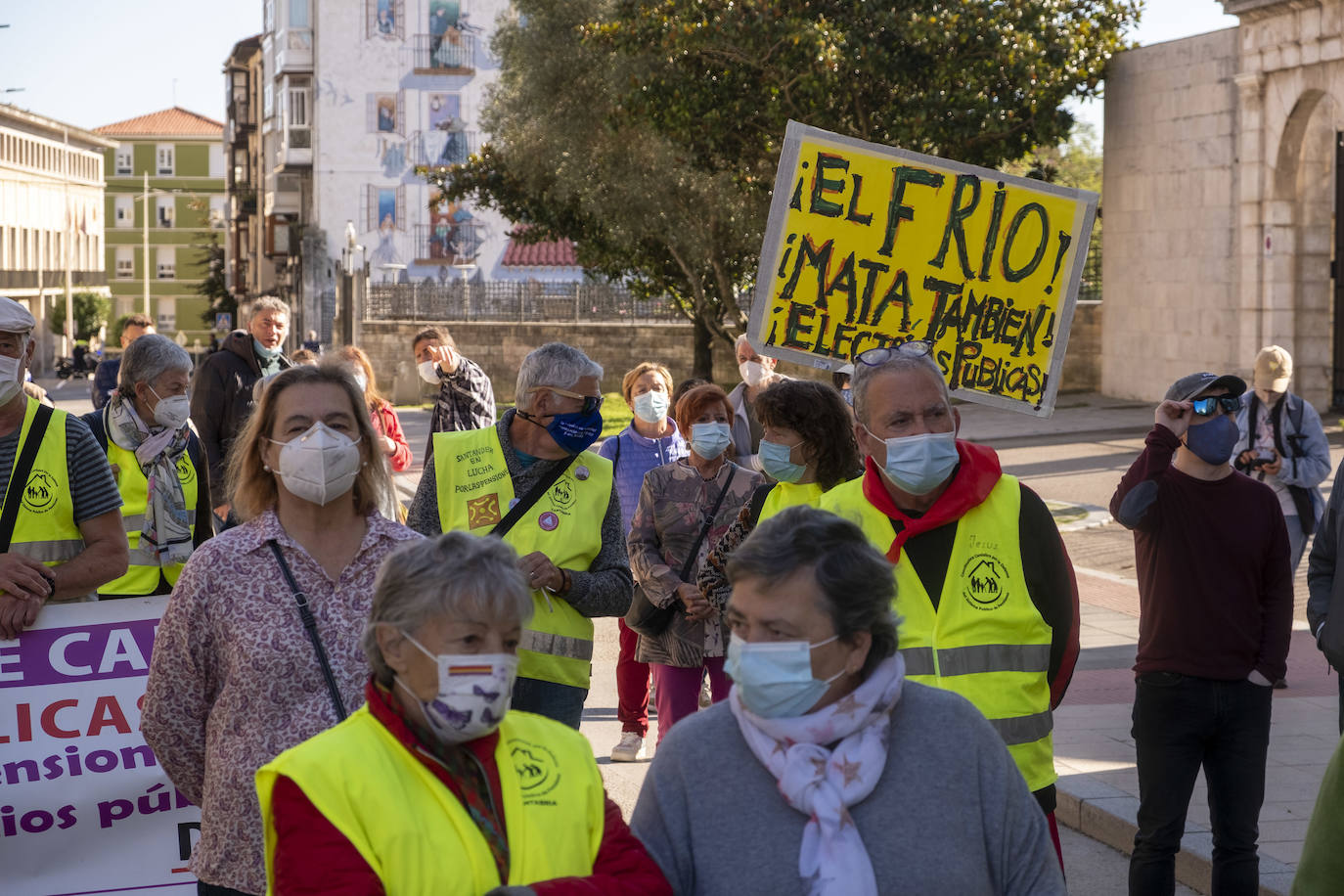 Fotos: Los pensionistas escenifican en la calle su rechazo al elevado coste de la luz y el gas