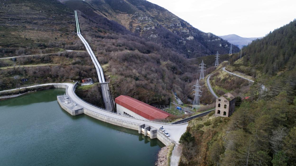 Imagen aérea del embalse de Alsa, el inferior de los dos que forman el complejo de la hidroeléctrica de San Miguel de Aguayo.