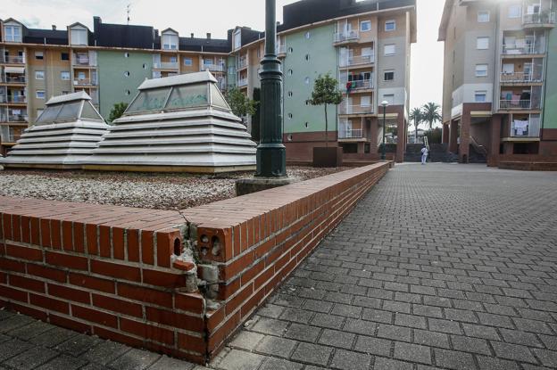 Los vecinos de Granja Poch se quejan del estado de abandono de la plaza