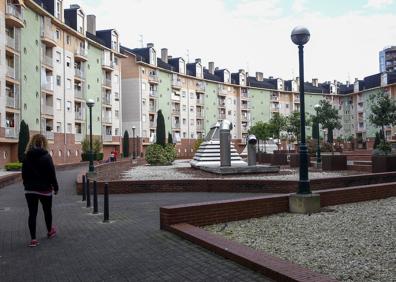 Imagen secundaria 1 - Los vecinos de Granja Poch se quejan del estado de abandono de la plaza