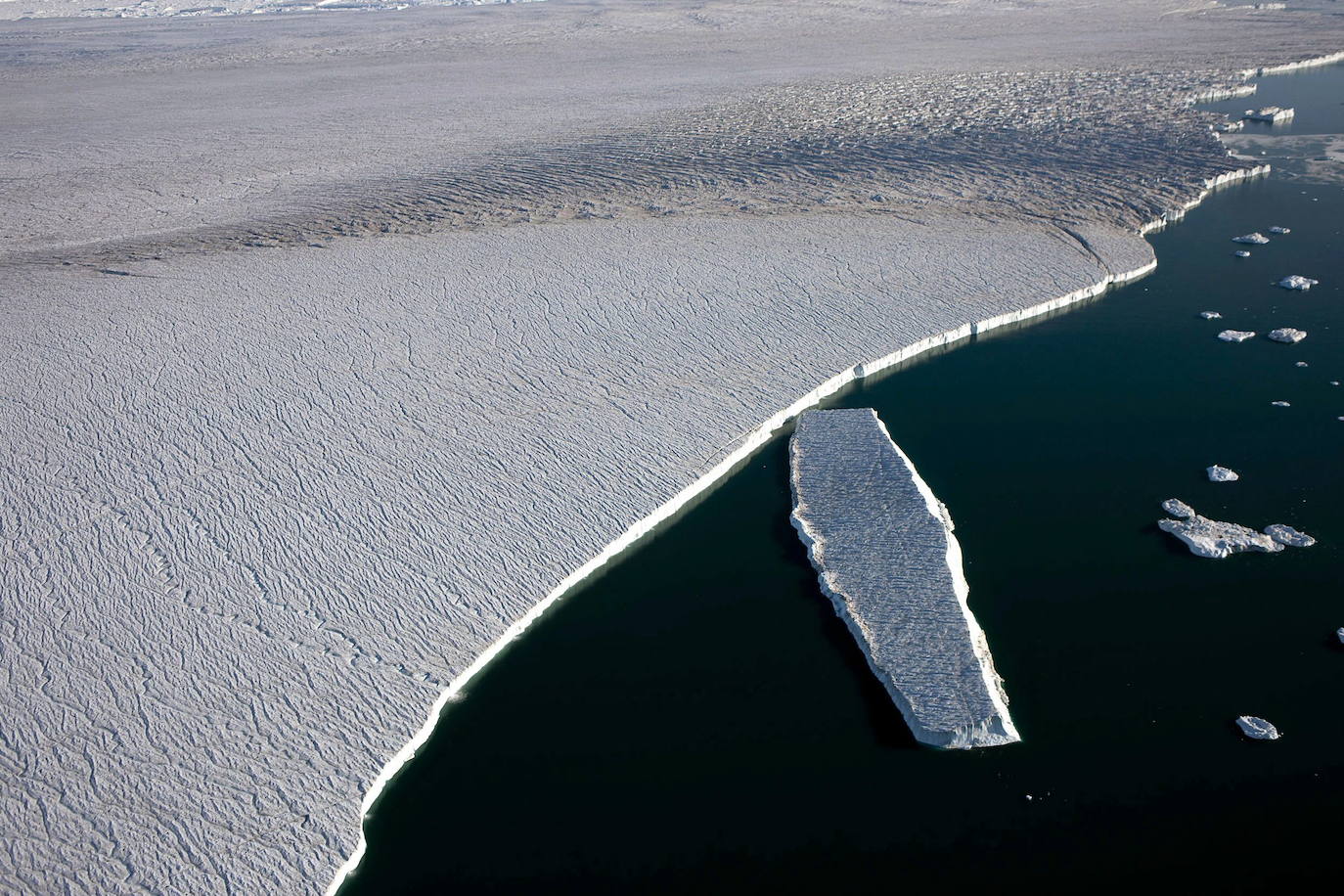 Un gran iceberg tabular de unos 100 metros de ancho, se desrpendió en 2009 del glaciar Humboldt a las aguas de la cuenca de Kane en el norte de Groenlandia. 