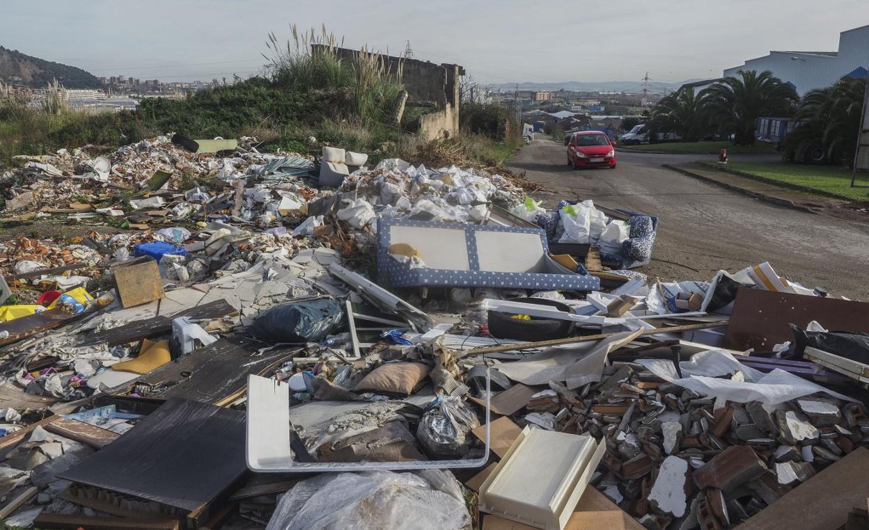 Imagen de archivo de un vertedero ilegal en el polígono de Elegarcu, en Cacicedo (Camargo). 