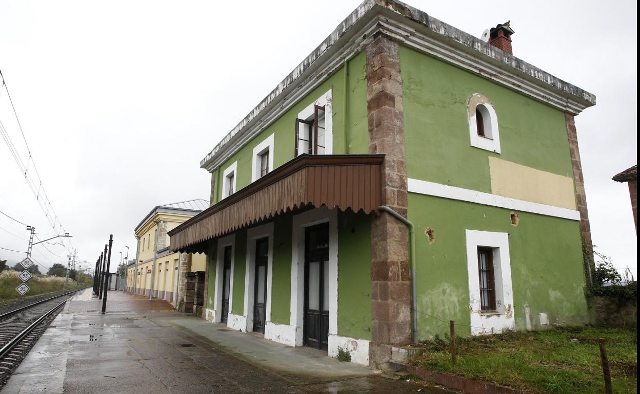 Edificio en desuso junto a la estación de Renfe en Sierrapando. 