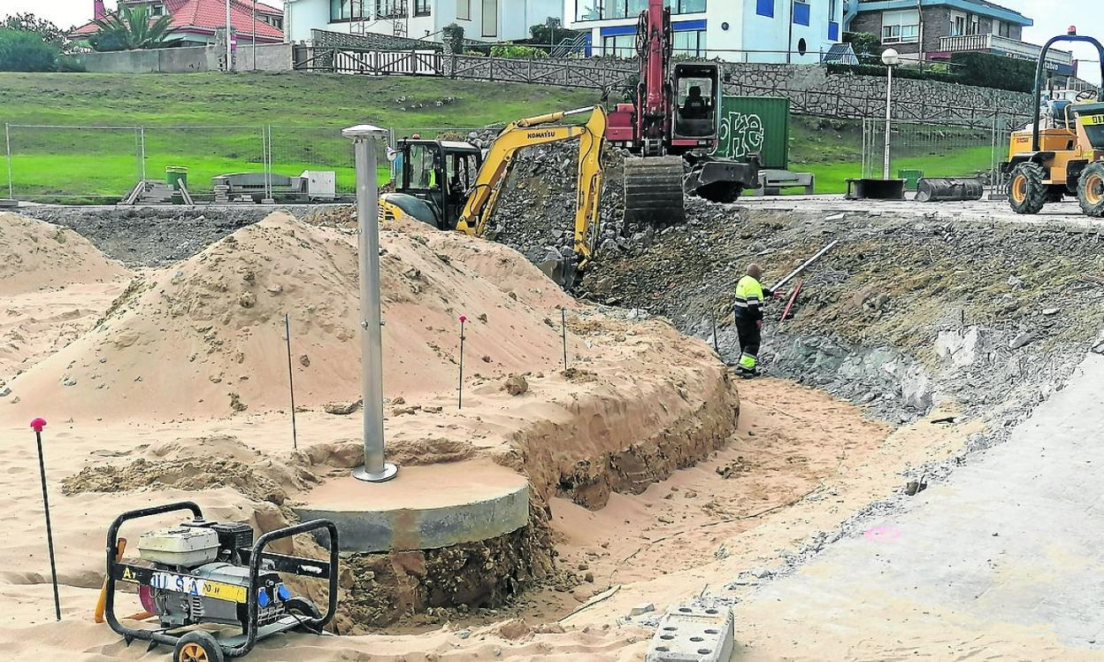 Los trabajos para dotar de mayor accesibilidad a la playa de San Juan de la Canal están en marcha. s. i. 