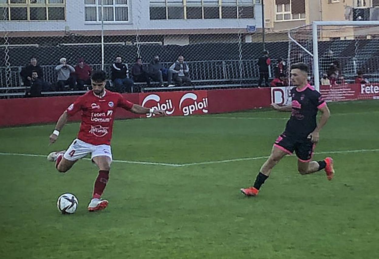 Goñi, del Laredo, se dispone a chutar en San Lorenzo durante el choque de este sábado ante el Náxara. 