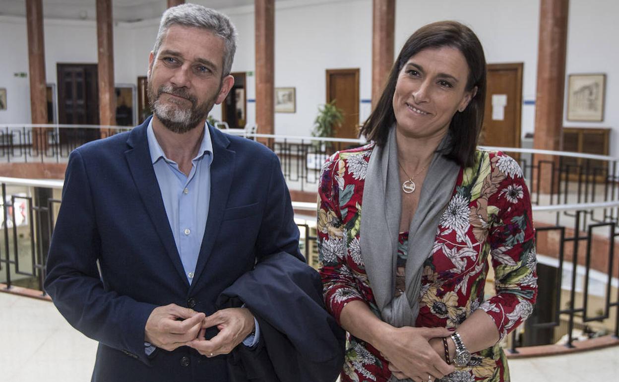 Javier Ceruti y Gema Igual, tras una de sus negociaciones para formar gobierno en 2019. 