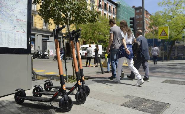 Patinetes y peatones en las calles de Madrid 