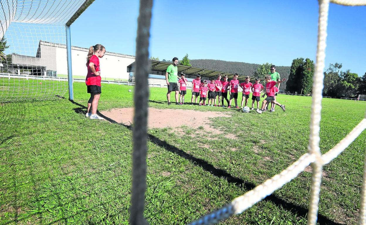 Varios niños juegan al fútbol en el campo de fútbol de Santiago Galas. 