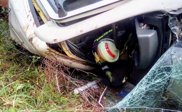 Imagen principal - Herido el conductor de una hormigonera que ha volcado en Allendelagua