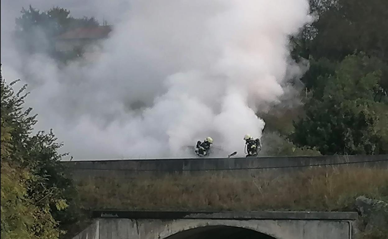 Retenciones en la autovía por un coche ardiendo a la altura de Hoznayo