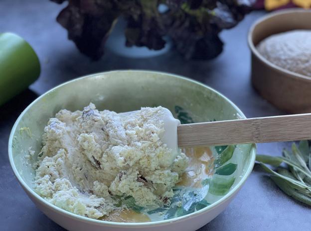 Mezcla el mascarpone con el pecorino, las anchoas, la salvia, pimienta y ralladura de limón.