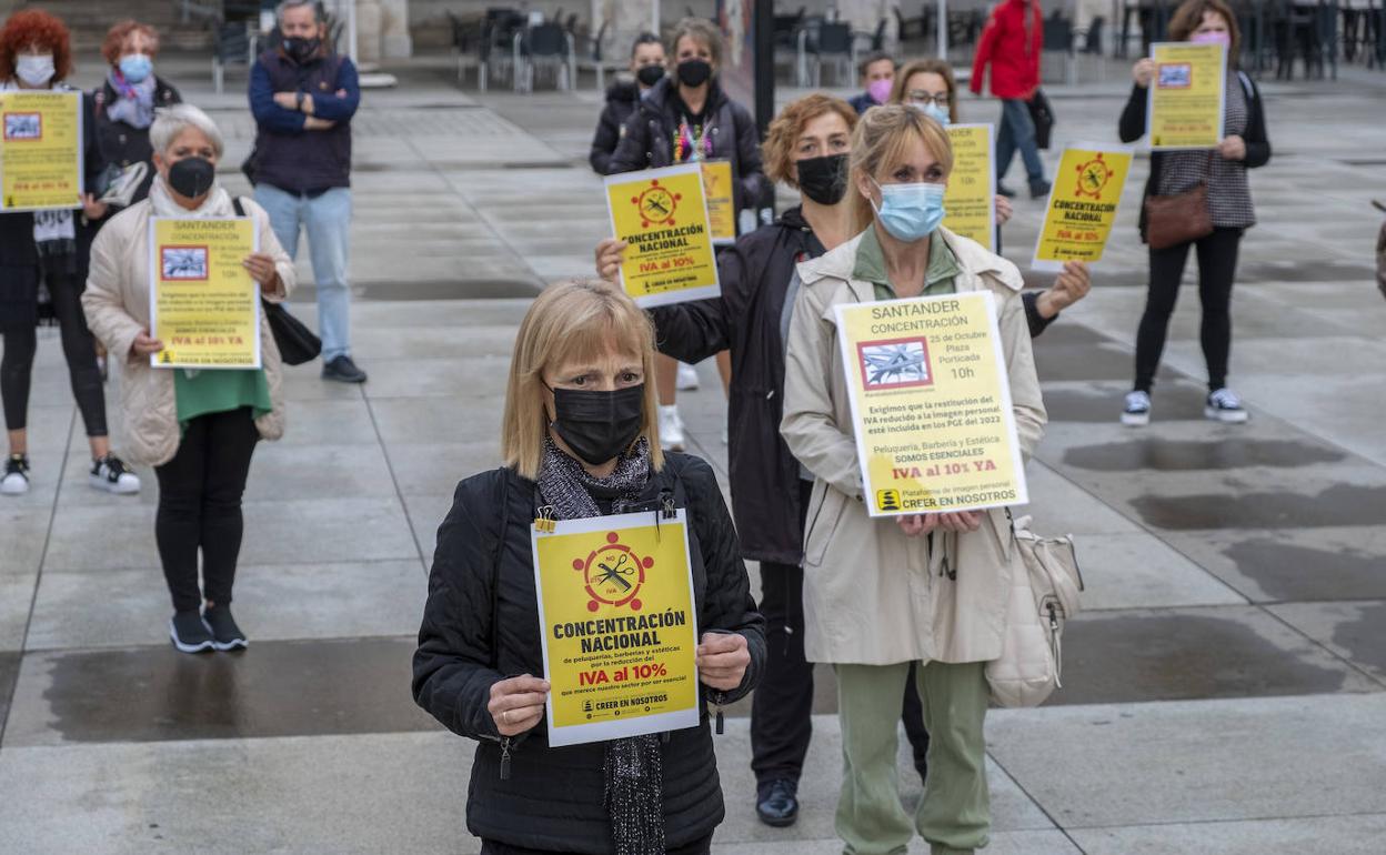 Trabajadoras del sector se han concentrado en la Plaza Porticada esta mañana para reclamar la bajada del IVA