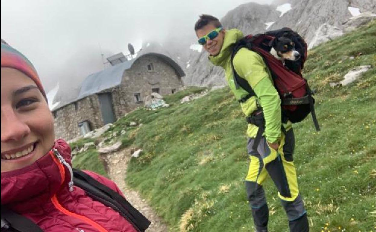 Naiara Fernández, Jorge González Bada y 'Odey' posan ante el pequeño refugio de Jou de los Cabrones. 