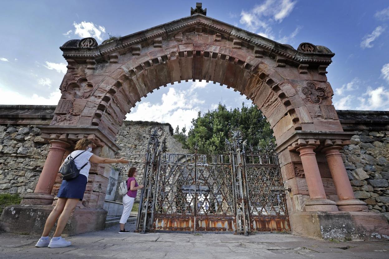 Estado actual en el que se encuentra la verja en la entrada al antiguo cementerio de Comillas. 