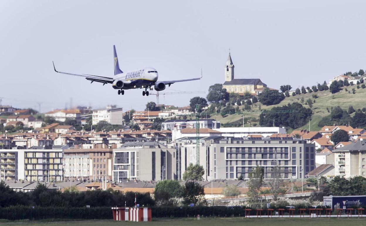 Un avión sobrevuela la zona de Peñacastillo-Montaña-Primero de Mayo antes de aterrizar en el aeropuerto cántabro.