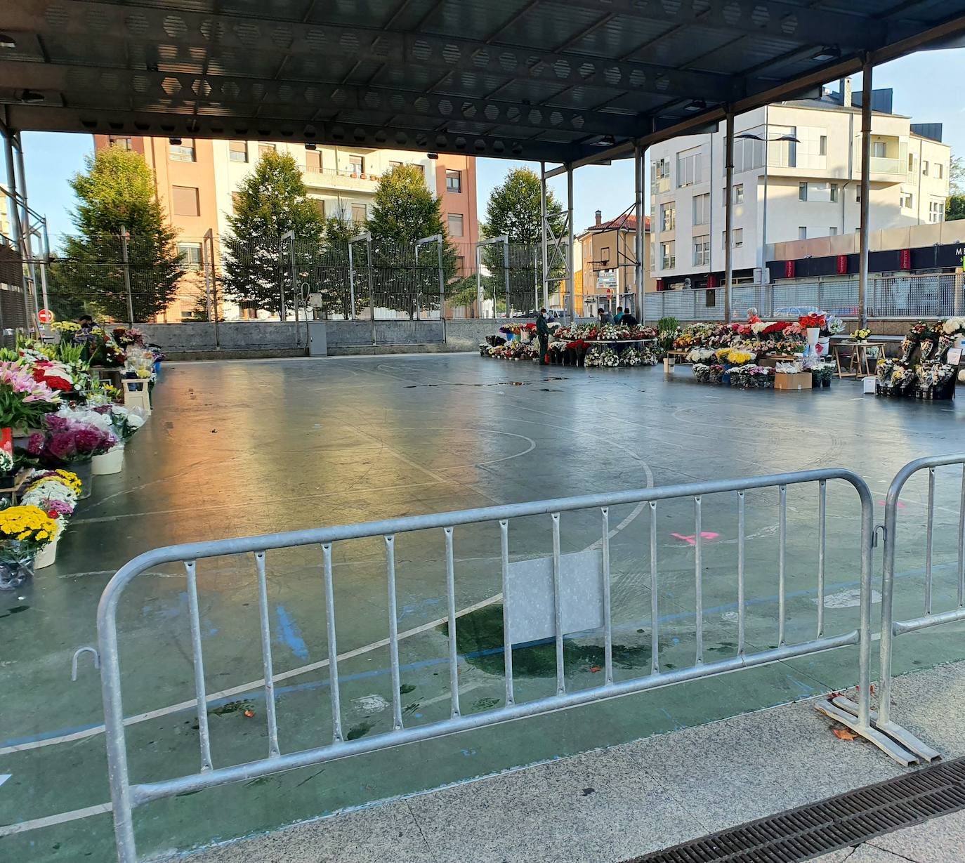 Torrelavega celebra de nuevo su Mercado de las Flores por Todos los Santos