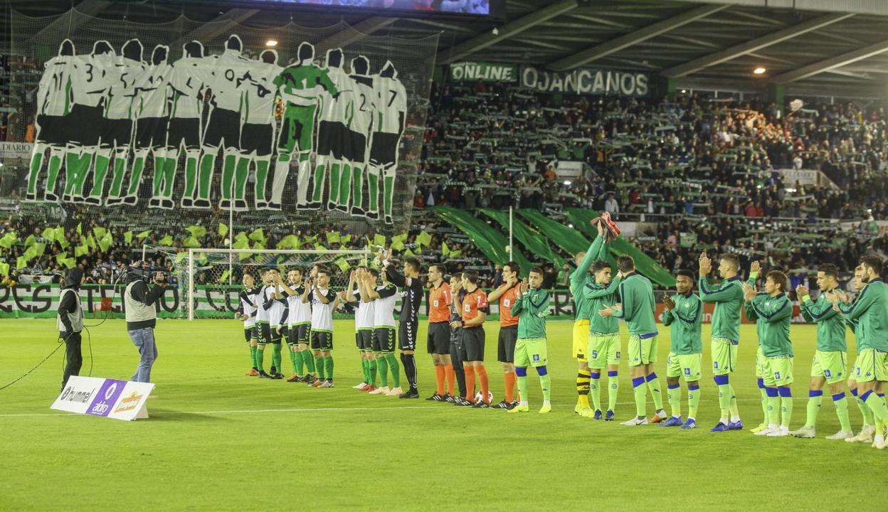 Los jugadores posan en El Sardinero antes de empezar el Racing-Betis de Copa del Rey en 2018, con el tifo de la Gradona luciendo por todo lo alto.