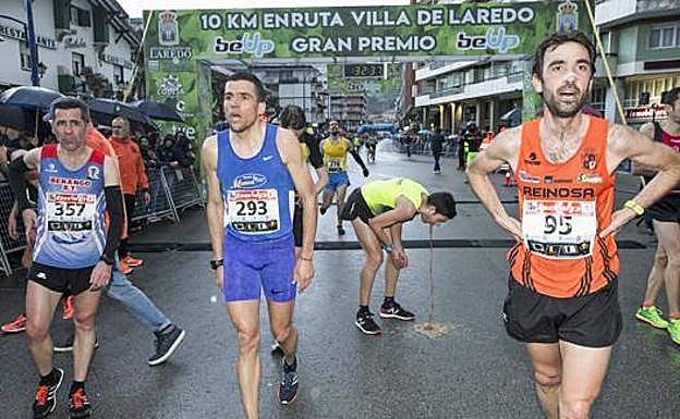 'Atletas exhaustos tras terminar la carrera de 10 kilómetros de Laredo'.