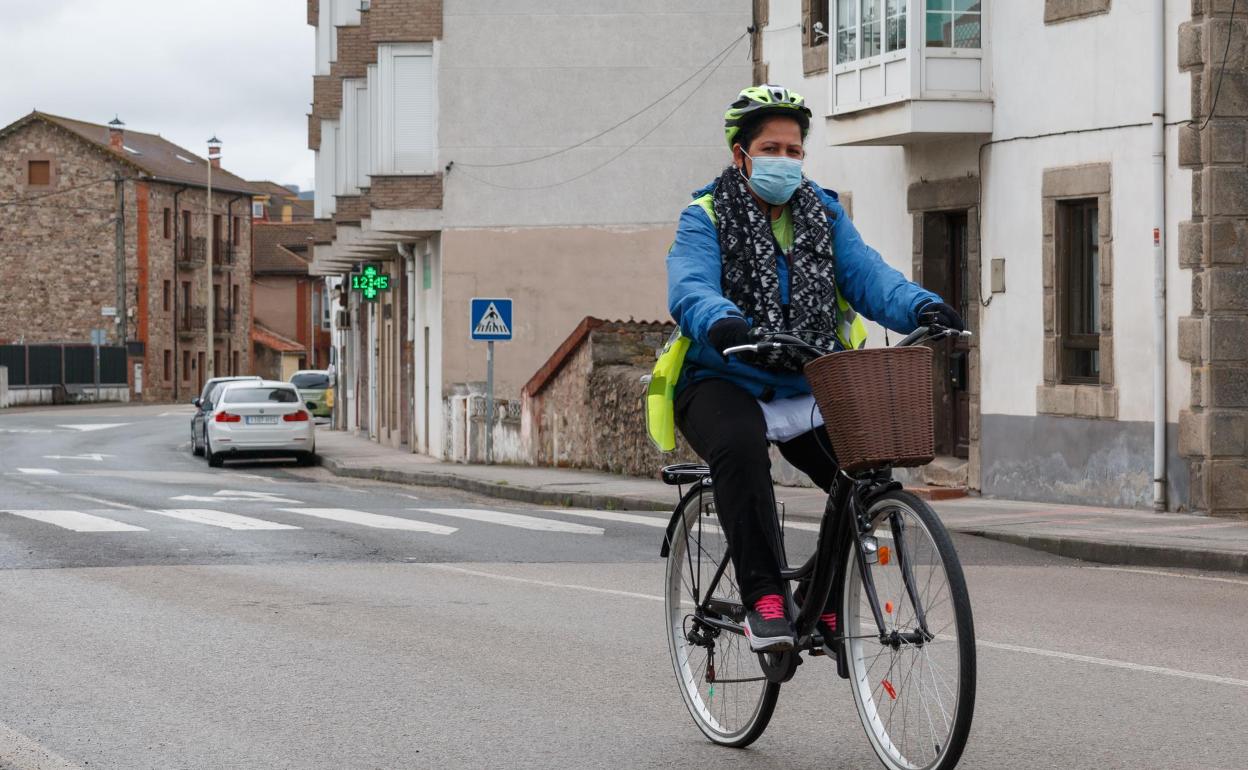 Una vecina, en bicicleta, por la calle Real de Matamorosa