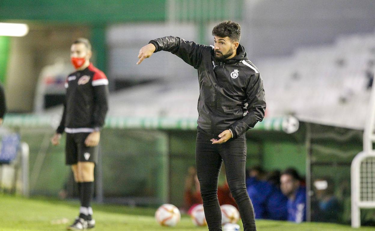 Romo, en la banda, dando instrucciones a los jugadores.