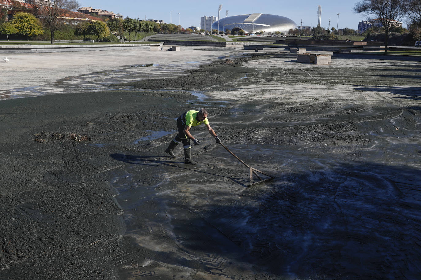 Los vecinos de Santander se han encontrado el lago artificial seco y a los patos caminando por la superficie sin agua. El Ayuntamiento aclara que se trata de una limpieza a fondo necesaria cada dos años