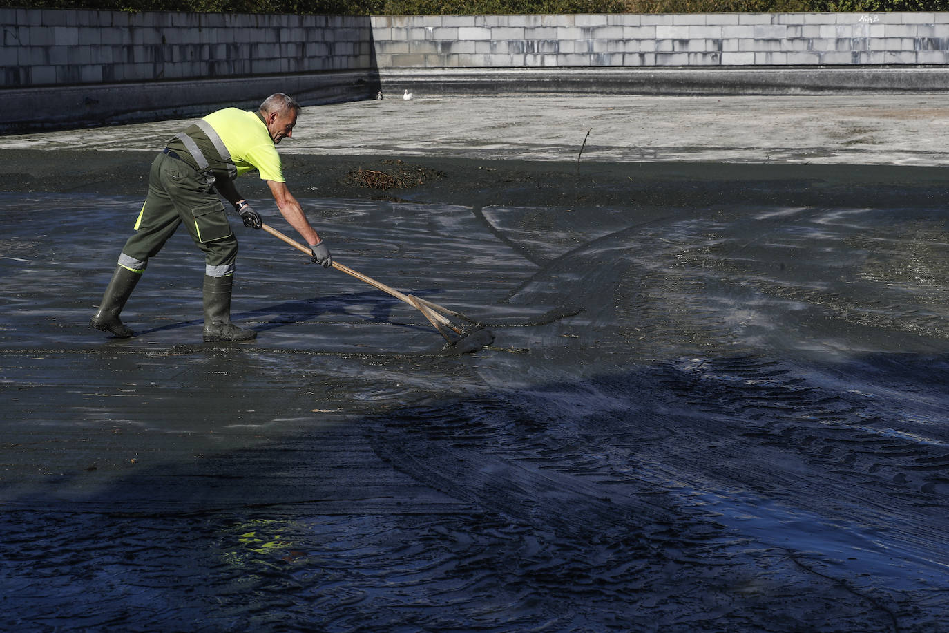 Los vecinos de Santander se han encontrado el lago artificial seco y a los patos caminando por la superficie sin agua. El Ayuntamiento aclara que se trata de una limpieza a fondo necesaria cada dos años